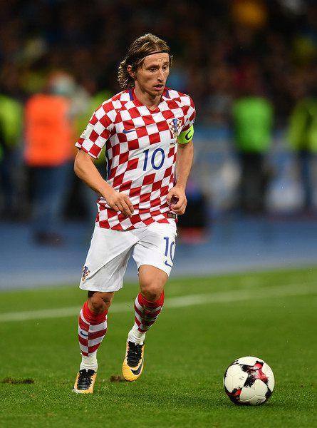 53岁齐达内夜游上海，与大妈踢毽子几分钟融入氛围，展现顶级球商