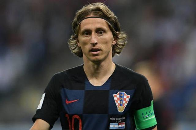 每体：部分法兰克福球迷在诺坎普闹事，向巴萨球迷投掷照明弹