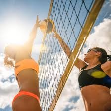 韩国女星穿曼联曼城球衣聚餐。左边是韩国国门金承奎...